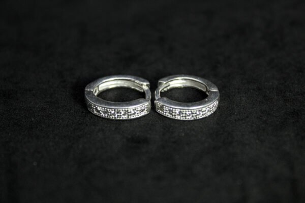 Arracadas Vínculo de Noche. Plata .925, huggie sólido con patrón de circonias (1.4 cm / 3.9 gr). ¡Sofisticadas y versátiles!