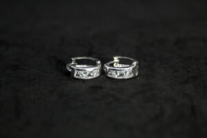 Arracadas Vínculo de Luz y Brillo Arracadas Vínculo de Luz y Brillo. Plata .925, mini-huggie con circonias corte Princesa en canal (1.0 cm / 1.6 gr). ¡Discretas y brillantes!