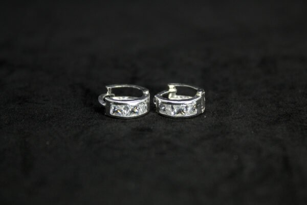 Arracadas Vínculo de Luz y Brillo. Plata .925, mini-huggie con circonias corte Princesa en canal (1.0 cm / 1.6 gr). ¡Discretas y brillantes!