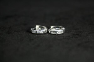 Arracadas Elegancia Sutil. Plata .925, mini-huggie con hilera de circonias (1.0 cm / 1.0 gr). ¡Discretas, ligeras y brillantes!