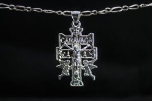 Dije de los Dos Ángeles (Caravaca) Dije de los Dos Ángeles (Caravaca). Cruz de Caravaca en Plata .925, con ángeles y Cristo. Varios tamaños. (Dije sin cadena)