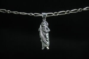 Dije San Judas Tadeo Protector Dije San Judas Tadeo Protector. Plata .925, figura detallada del Patrono de las causas difíciles (4 cm Alto / 2.6 gr). (Dije sin cadena)