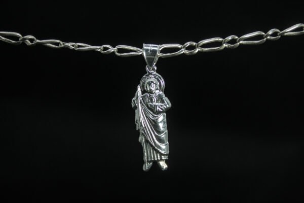 Dije San Judas Tadeo Protector. Plata .925, figura detallada del Patrono de las causas difíciles (4 cm Alto / 2.6 gr). (Dije sin cadena)