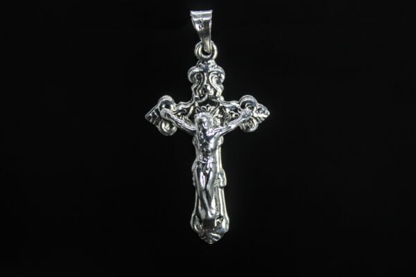 Crucifijo Barroco de Plata Dije Crucifijo Barroco de Plata. Plata .925, diseño ornamentado y detallado con Cristo (4 cm Alto / 3.6 gr). (Dije sin cadena)
