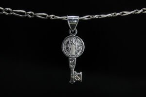 Dije Llave de San Benito Dije Llave de San Benito. Plata .925, Llave con Medalla de San Benito. (Varios tamaños). (Dije sin cadena)