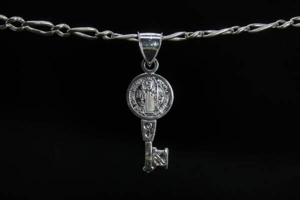 Dije Llave de San Benito. Plata .925, Llave con Medalla de San Benito. (Varios tamaños). (Dije sin cadena)