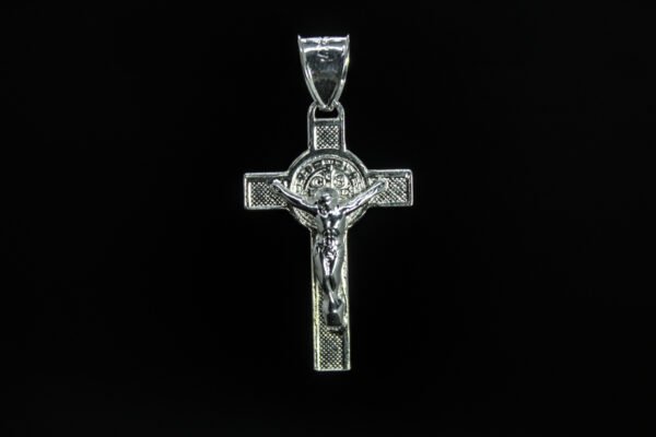 Crucifijo Protección San Benito. Plata .925, Cruz con Medalla de San Benito y textura diamantada. (Varios tamaños). (Dije sin cadena)