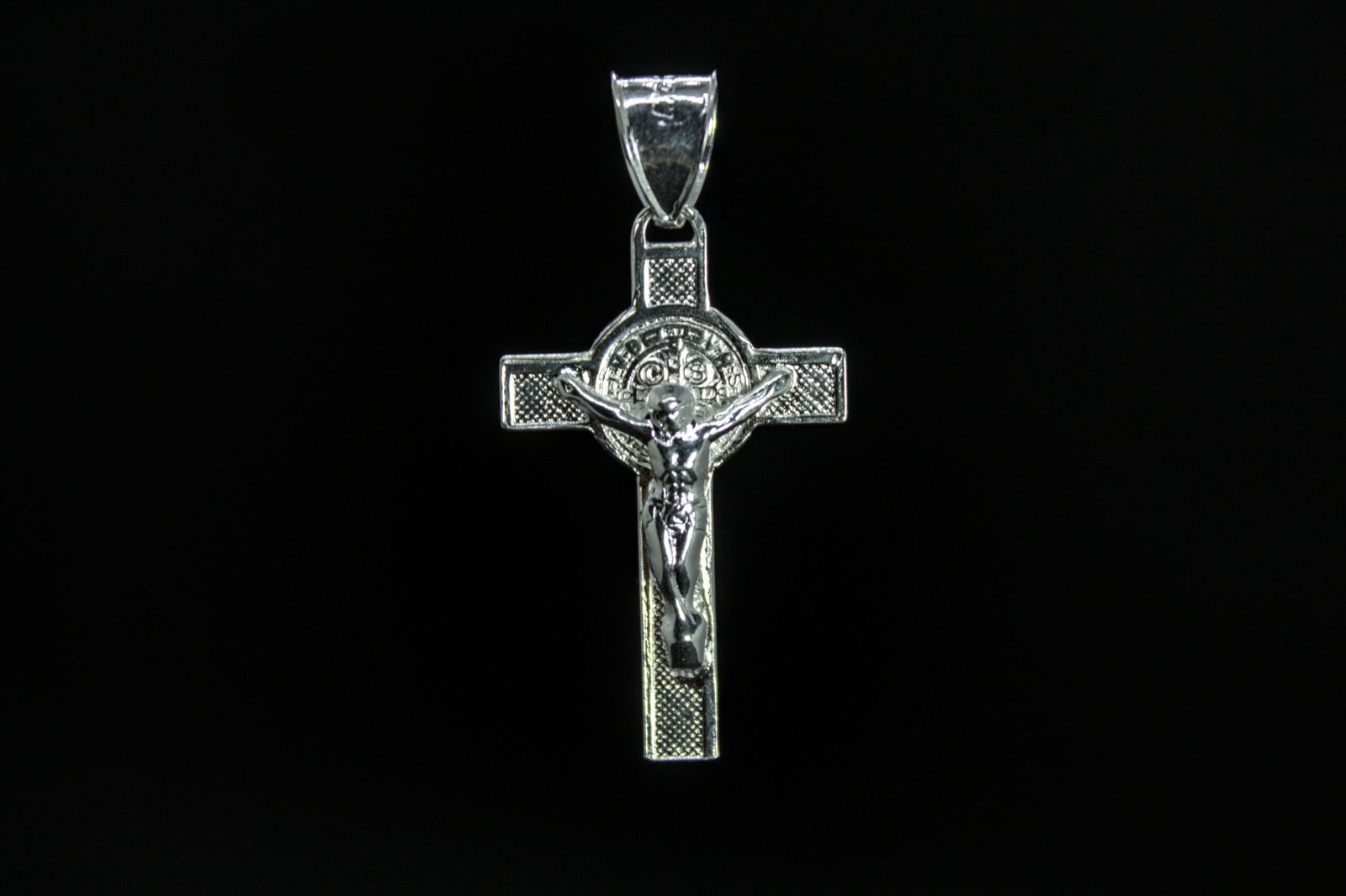 Crucifijo Protección San Benito. Plata .925, Cruz con Medalla de San Benito y textura diamantada. (Varios tamaños). (Dije sin cadena)