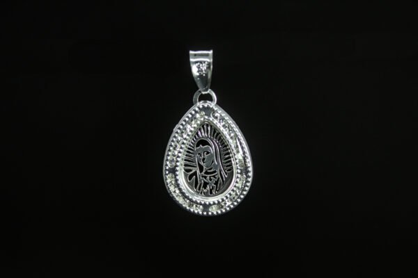 Lágrima de la Morenita. Plata .925 con circonias, Virgen de Guadalupe en forma de lágrima (1.4 cm / 1.1 gr). (Dije sin cadena)