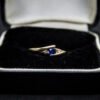 Anillo Artesanal Gema Océano y Brillo. Oro 10K (aprox. 1.4 gr). Gema azul intenso con circonias laterales. Producto Artesanal. (Entrega: 5-7 días hábiles)