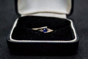 Anillo Artesanal Gema Océano y Brillo. Oro 10K (aprox. 1.4 gr). Gema azul intenso con circonias laterales. Producto Artesanal. (Entrega: 5-7 días hábiles)