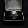 Anillo Artesanal Casco de la Muerte Anillo Artesanal Casco de la Muerte. Plata .925 (aprox. 14 gr). Diseño de calavera con casco. Producto Artesanal. (Entrega: 5-7 días hábiles)