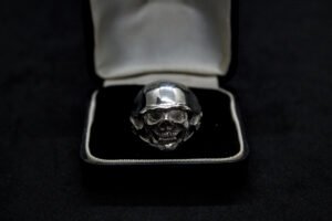 Anillo Artesanal Casco de la Muerte. Plata .925 (aprox. 14 gr). Diseño de calavera con casco. Producto Artesanal. (Entrega: 5-7 días hábiles)
