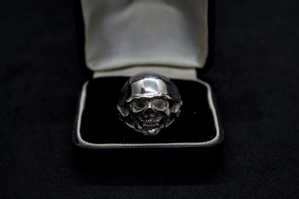 Anillo Artesanal Casco de la Muerte Anillo Artesanal Casco de la Muerte. Plata .925 (aprox. 14 gr). Diseño de calavera con casco. Producto Artesanal. (Entrega: 5-7 días hábiles)
