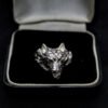 Anillo Artesanal Espíritu de Lobo Anillo Artesanal Espíritu de Lobo. Plata .925 (aprox. 9.5 gr). Diseño tridimensional de cabeza de lobo. Producto artesanal. (Entrega: 5-7 días hábiles)