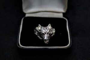 Anillo Artesanal Espíritu de Lobo. Plata .925 (aprox. 9.5 gr). Diseño tridimensional de cabeza de lobo. Producto artesanal. (Entrega: 5-7 días hábiles)