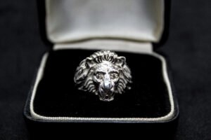Anillo Artesanal Fuerza de la Manada. Plata .925 (aprox. 7.1 gr). Diseño tridimensional de cabeza de león. Producto Artesanal. (Entrega: 5-7 días hábiles)
