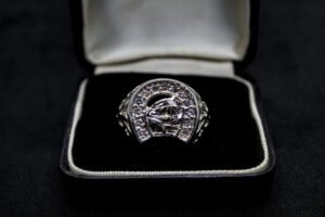 Anillo Artesanal Herradura de la Suerte. Plata .925 (aprox. 10.6 gr). Diseño de herradura con circonias. Hecho a mano. (Entrega: 5-7 días hábiles)